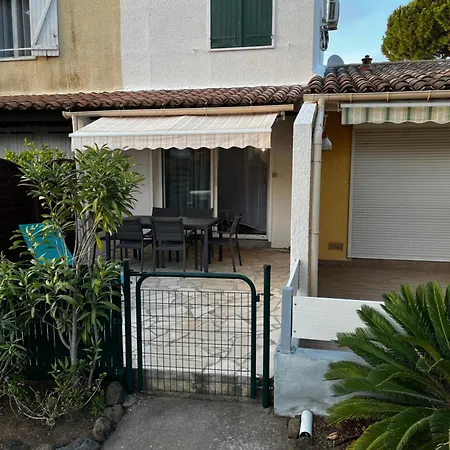 La Bergerie 펜션 아그